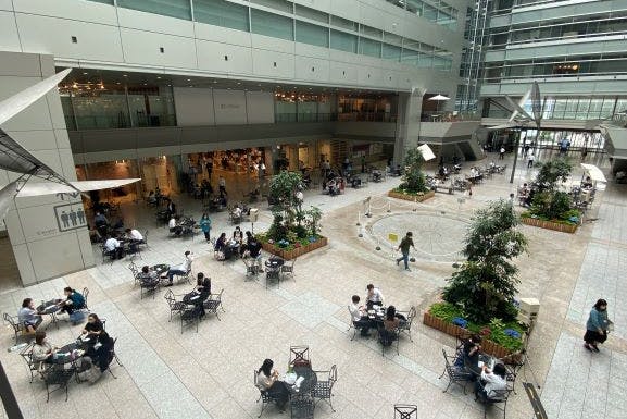 同じフロアーに飲食店や開放的な休憩スペースがあり、ランチタイムの人通りは多くなります