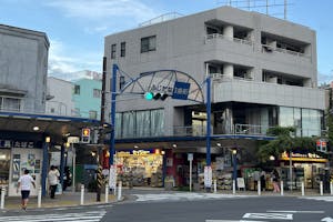 【食選館マルヤマ藤棚店】物販のポップアップストアやプロモーションに最適な「藤棚一番街」内の地域密着型スーパーの軒先イベントスペース