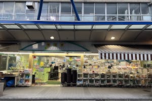 【食選館マルヤマ藤棚店】物販のポップアップストアやプロモーションに最適な「藤棚一番街」内の地域密着型スーパーの軒先イベントスペース