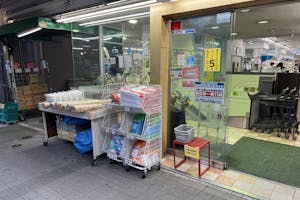 【食選館マルヤマ藤棚店】物販のポップアップストアやプロモーションに最適な「藤棚一番街」内の地域密着型スーパーの軒先イベントスペース