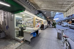 【食選館マルヤマ藤棚店】物販のポップアップストアやプロモーションに最適な「藤棚一番街」内の地域密着型スーパーの軒先イベントスペース