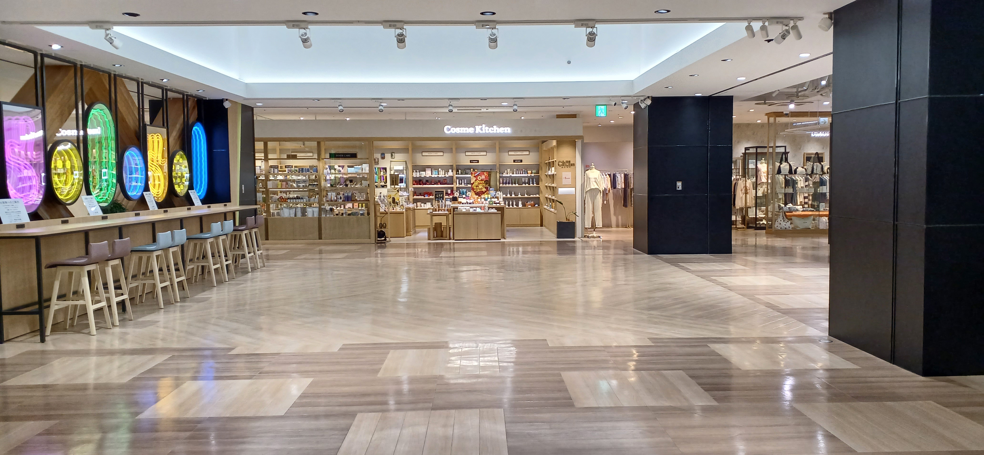 【秋田オーパ】吹抜