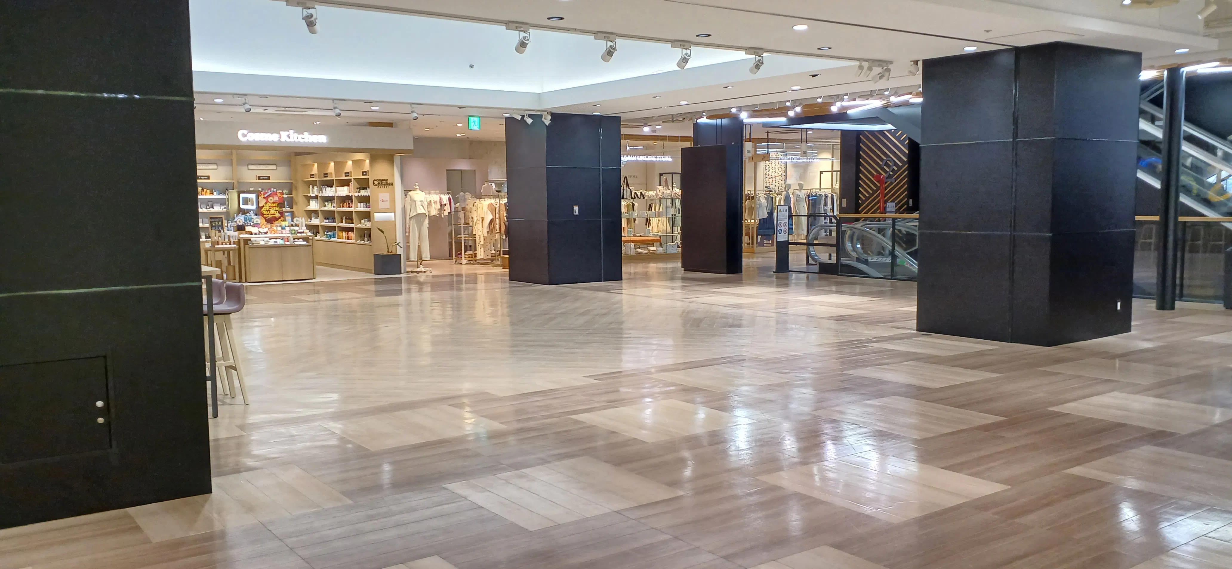 【秋田オーパ】吹抜