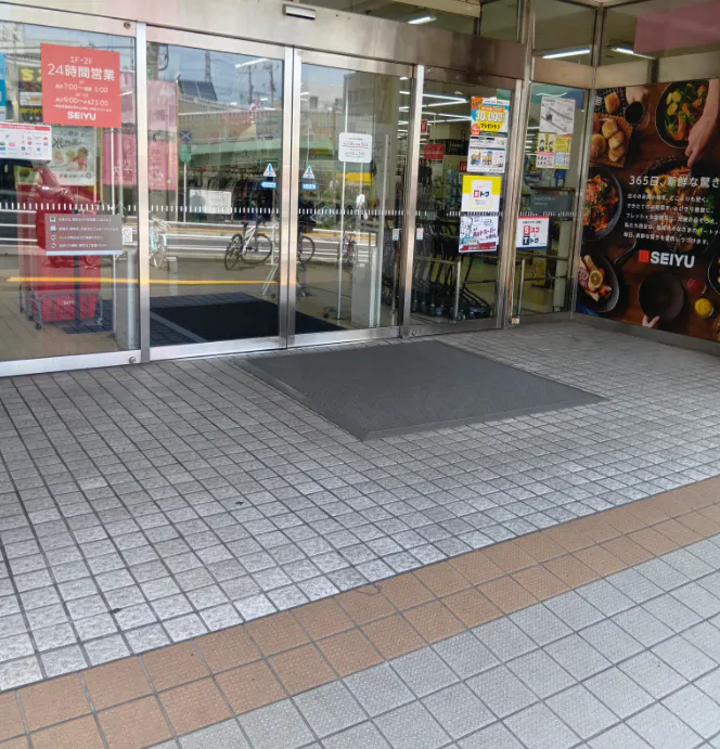 【西友　新検見川店】3FJR駅側入口軒下 (屋外)　ポップアップストア(物販、食物販)やプロモーション用途に最適なスーパー店内催事イベントスペース