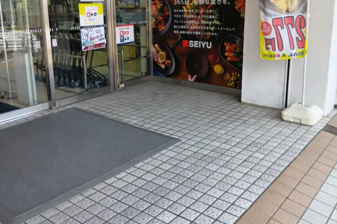 【西友 新検見川店】3FJR駅側入口軒下 (屋外) ポップアップストア(物販、食物販)やプロモーション用途に最適なスーパー店内催事イベントスペース