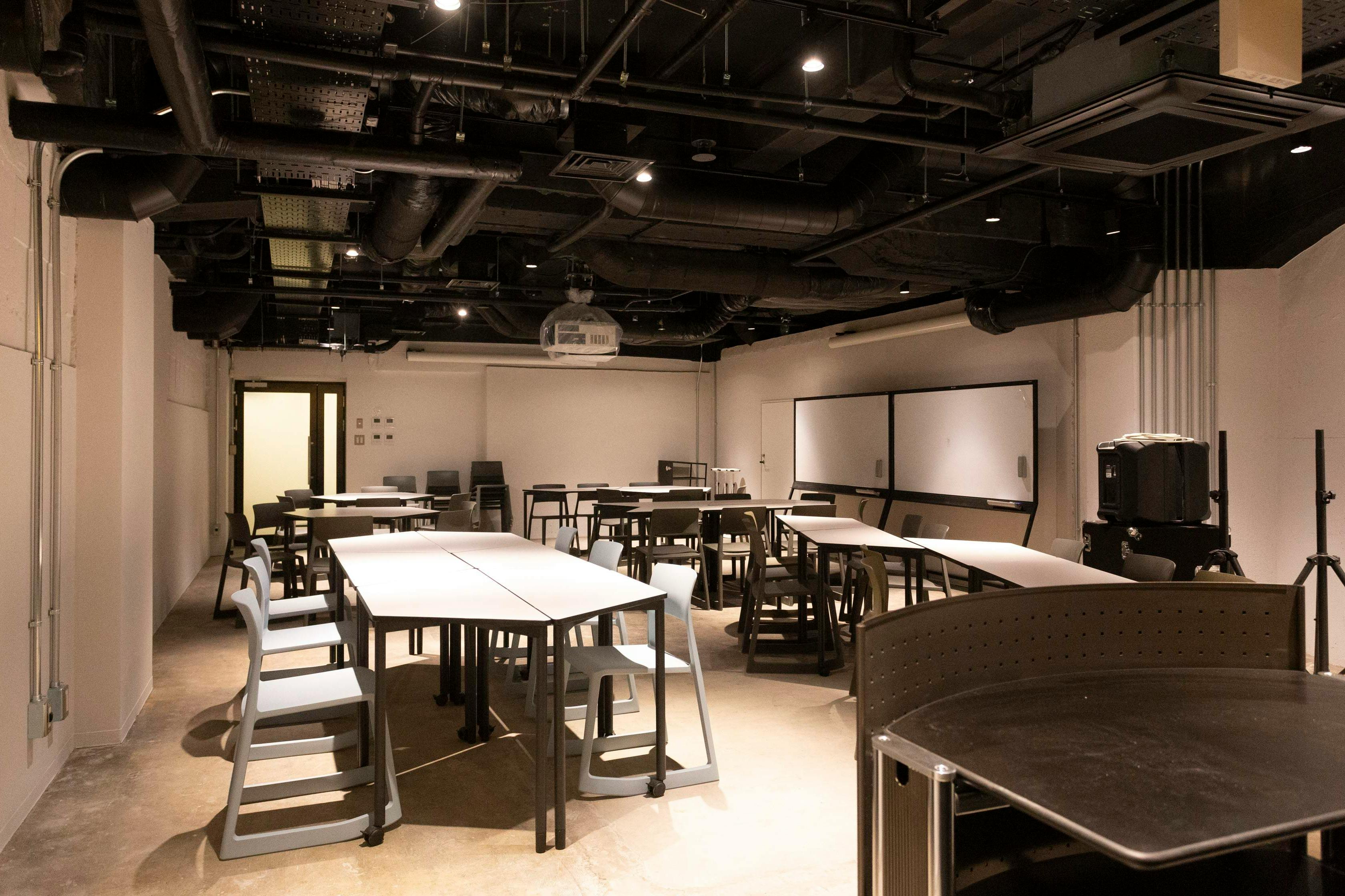 【新御茶ノ水駅2分】ファッション関係の展示会場や撮影などに最適な白壁と打ちっ放しの床を基調とした清潔感のイベントスペース