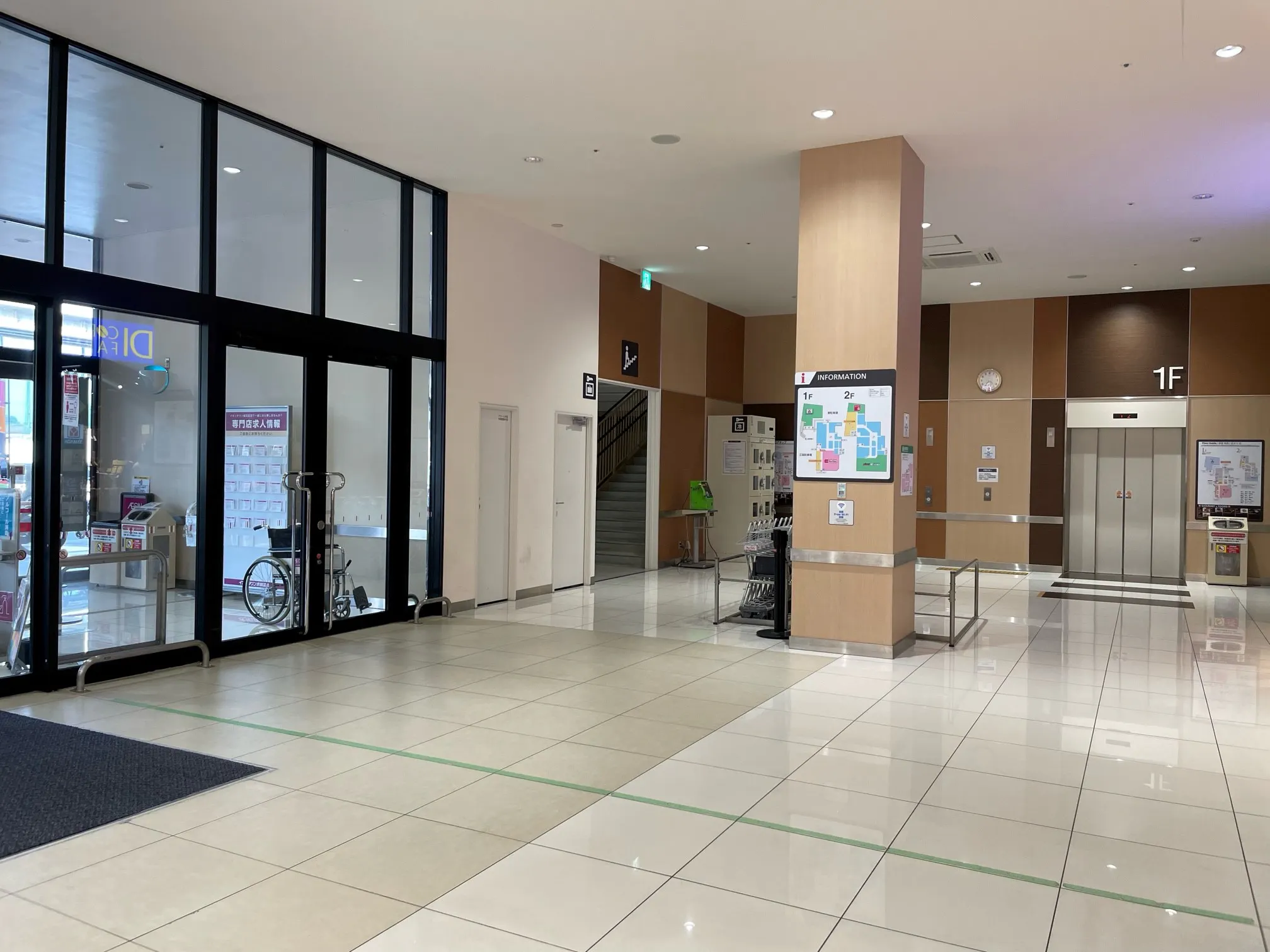 【イオンタウン成田富里】プロモーションイベントや各種物販イベントに最適な施設正面出入口に位置するイベントスペース