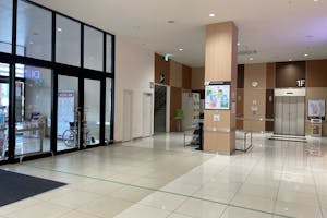 【イオンタウン成田富里】プロモーションイベントや各種物販イベントに最適な施設正面出入口に位置するイベントスペース