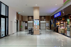 【イオンタウン成田富里】プロモーションイベントや各種物販イベントに最適な施設正面出入口に位置するイベントスペース