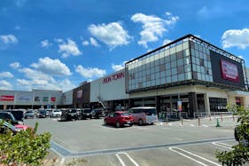 【イオンタウン成田富里】プロモーションイベントや各種物販イベントに最適な施設正面出入口に位置するイベントスペース