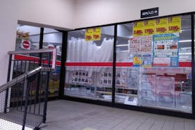 【オリンピック 小竹向原店】プロモーションに利用可能な屋外軒下の催事スペース