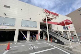 【オリンピック 小竹向原店】プロモーションに利用可能な屋外軒下の催事スペース