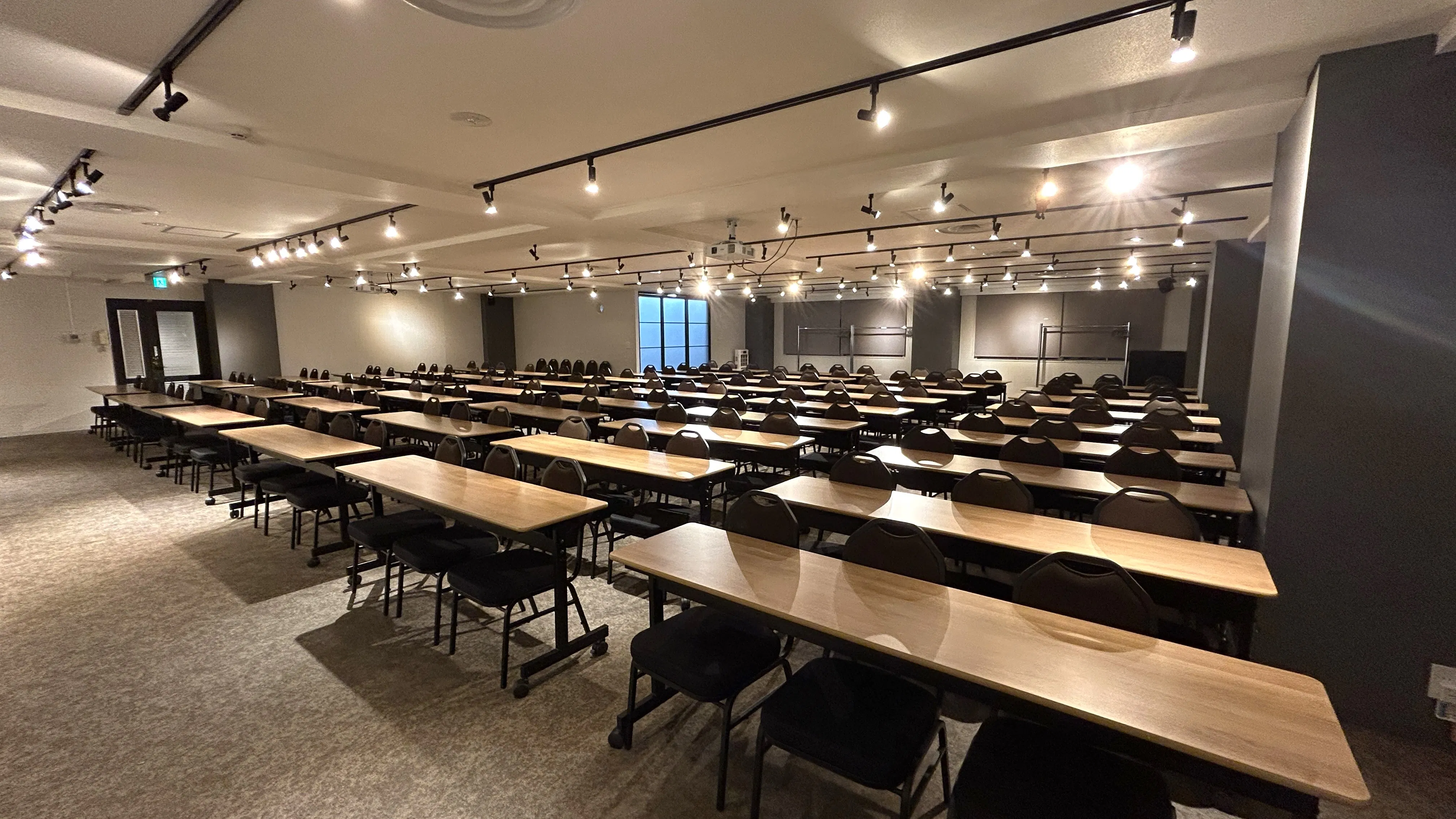 【新宿三丁目駅3分】展示会や会議に最適な駅チカで落ち着いた雰囲気のレンタルスペース