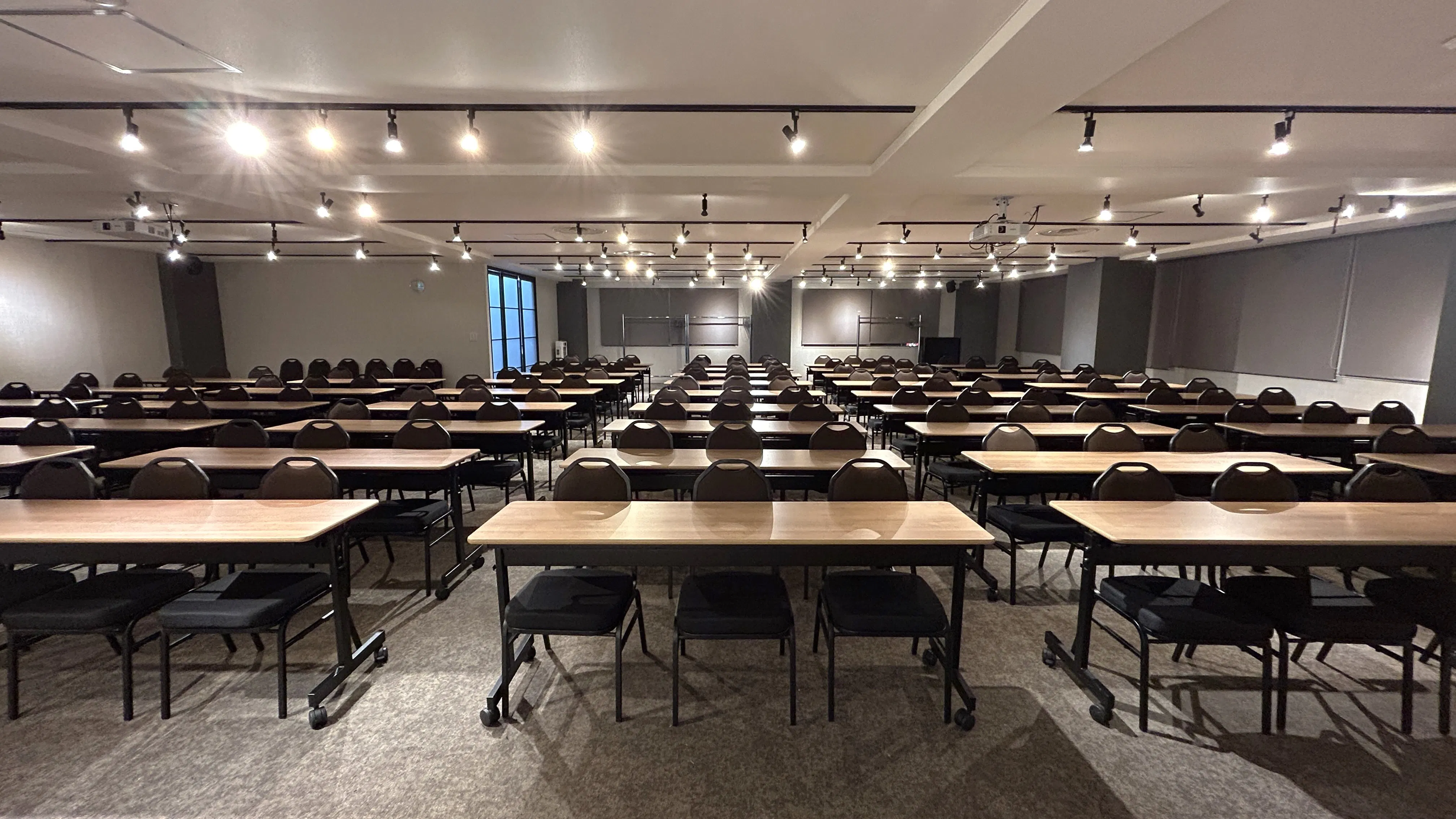 【新宿三丁目駅3分】展示会や会議に最適な駅チカで落ち着いた雰囲気のレンタルスペース