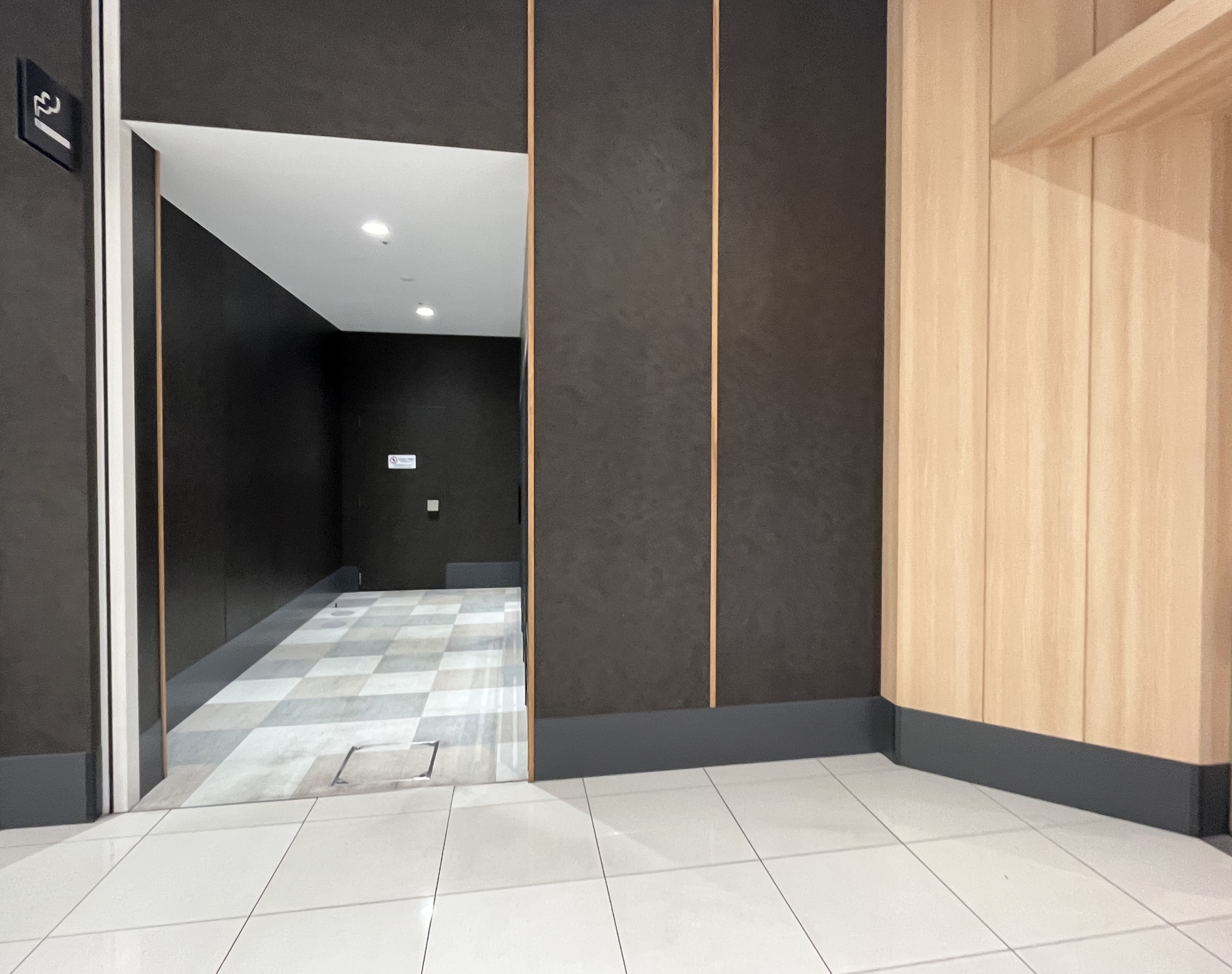 【イオンモール東浦】鎌倉パスタ横喫煙所前スペース