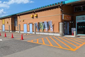 【ダイナム二本松店】キッチンカーやプロモーションイベントの開催に最適なアミューズメント施設のイベントスペース(出入口前)