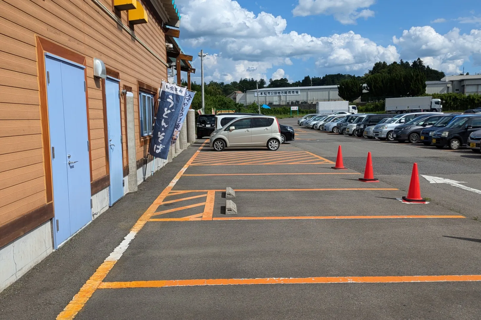 【ダイナム二本松店】キッチンカーやプロモーションイベントの開催に最適なアミューズメント施設のイベントスペース(出入口前)