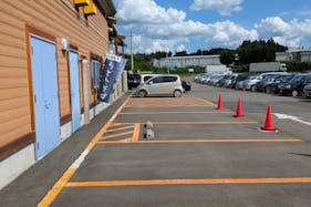 【ダイナム二本松店】キッチンカーやプロモーションイベントの開催に最適なアミューズメント施設のイベントスペース(出入口前)