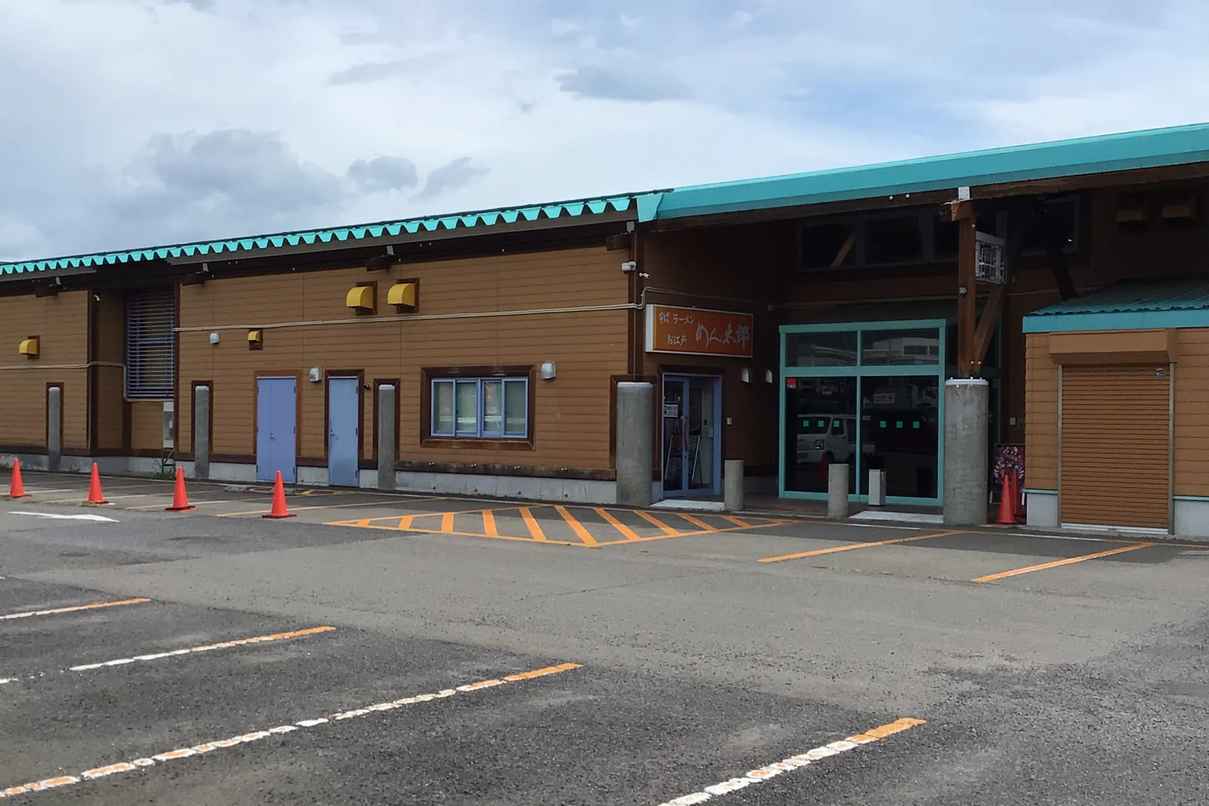 【ダイナム二本松店】キッチンカーやプロモーションイベントの開催に最適なアミューズメント施設のイベントスペース(出入口前)