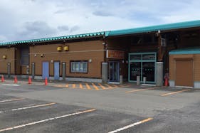 【ダイナム二本松店】キッチンカーやプロモーションイベントの開催に最適なアミューズメント施設のイベントスペース(出入口前)