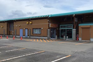 【ダイナム二本松店】キッチンカーやプロモーションイベントの開催に最適なアミューズメント施設のイベントスペース(出入口前)