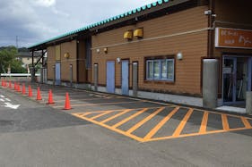 【ダイナム二本松店】キッチンカーやプロモーションイベントの開催に最適なアミューズメント施設のイベントスペース(出入口前)