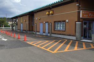 【ダイナム二本松店】キッチンカーやプロモーションイベントの開催に最適なアミューズメント施設のイベントスペース(出入口前)