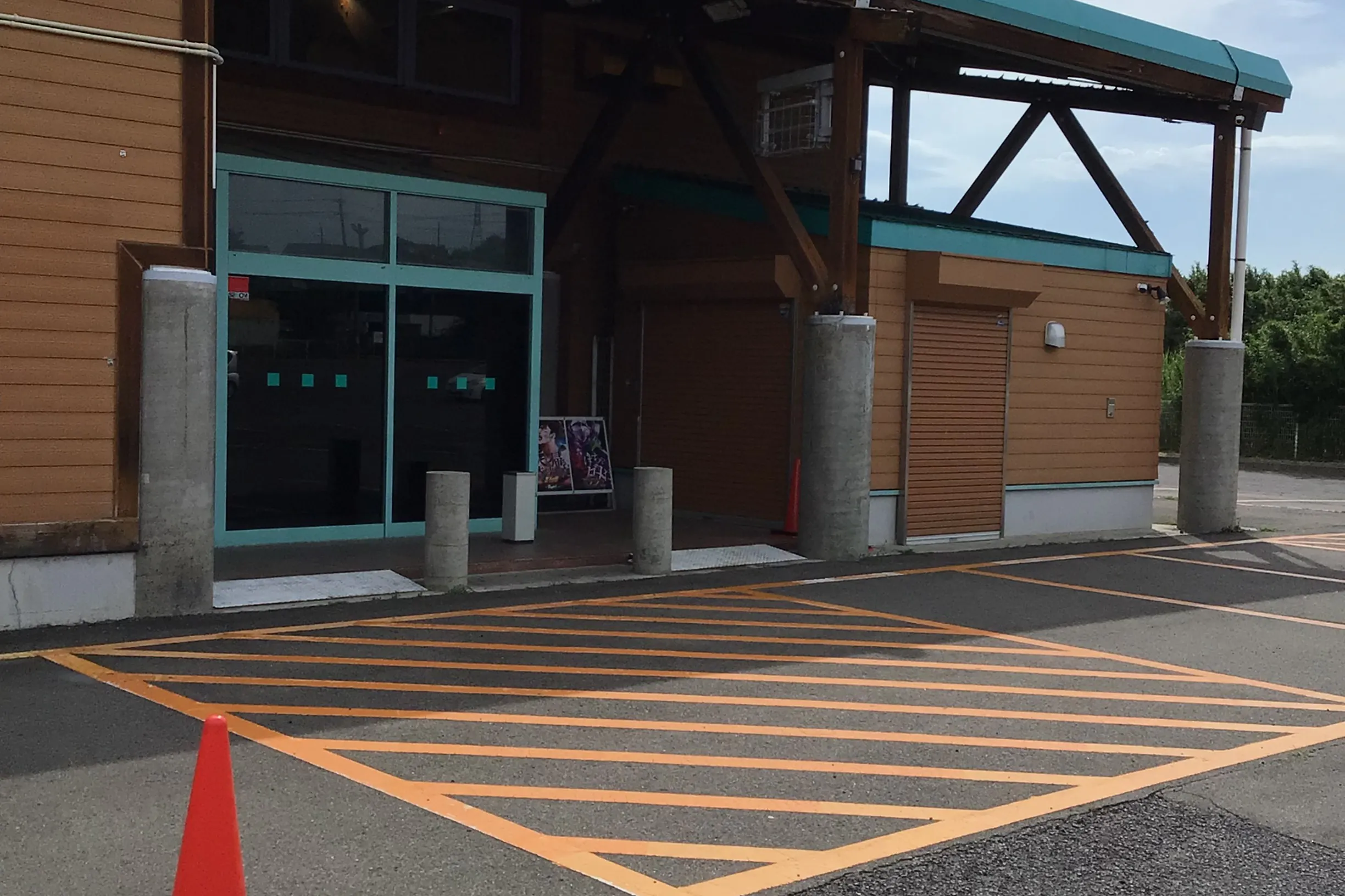【ダイナム二本松店】キッチンカーやプロモーションイベントの開催に最適なアミューズメント施設のイベントスペース(出入口前)