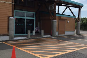 【ダイナム二本松店】キッチンカーやプロモーションイベントの開催に最適なアミューズメント施設のイベントスペース(出入口前)