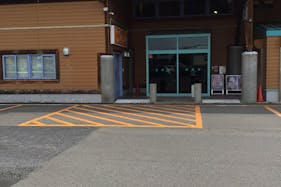 【ダイナム二本松店】キッチンカーやプロモーションイベントの開催に最適なアミューズメント施設のイベントスペース(出入口前)