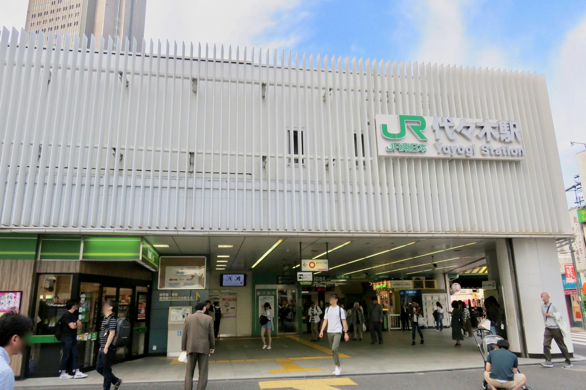 山手線、中央・総武線の通る、1日当たり乗車人員70,000人を超えるJR東日本の主要駅
