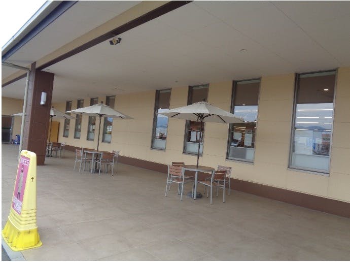 【JAファーマーズ高崎吉井店】プロモーションに最適な軒下の半屋外スペース(東側入口側)