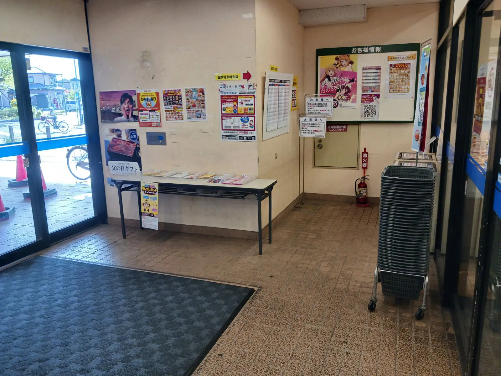 【西鉄ストア花畑店】西側入り口風除室 販促プロモーションや物販に最適なスーパー店内催事イベントスペース