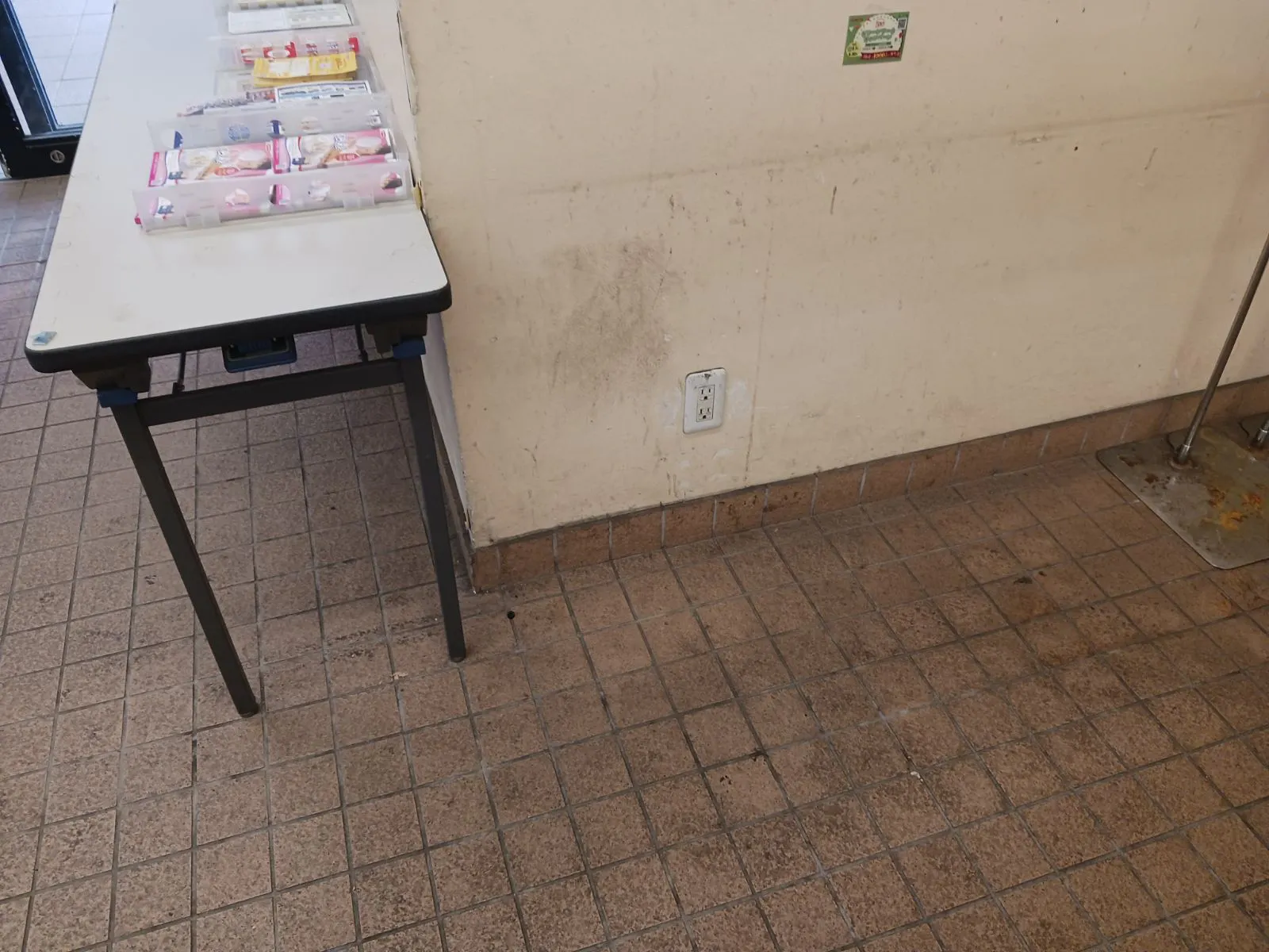 【西鉄ストア花畑店】西側入り口風除室 販促プロモーションや物販に最適なスーパー店内催事イベントスペース