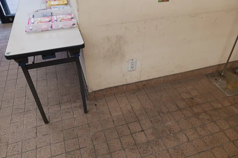 【西鉄ストア花畑店】西側入り口風除室 販促プロモーションや物販に最適なスーパー店内催事イベントスペースの画像2
