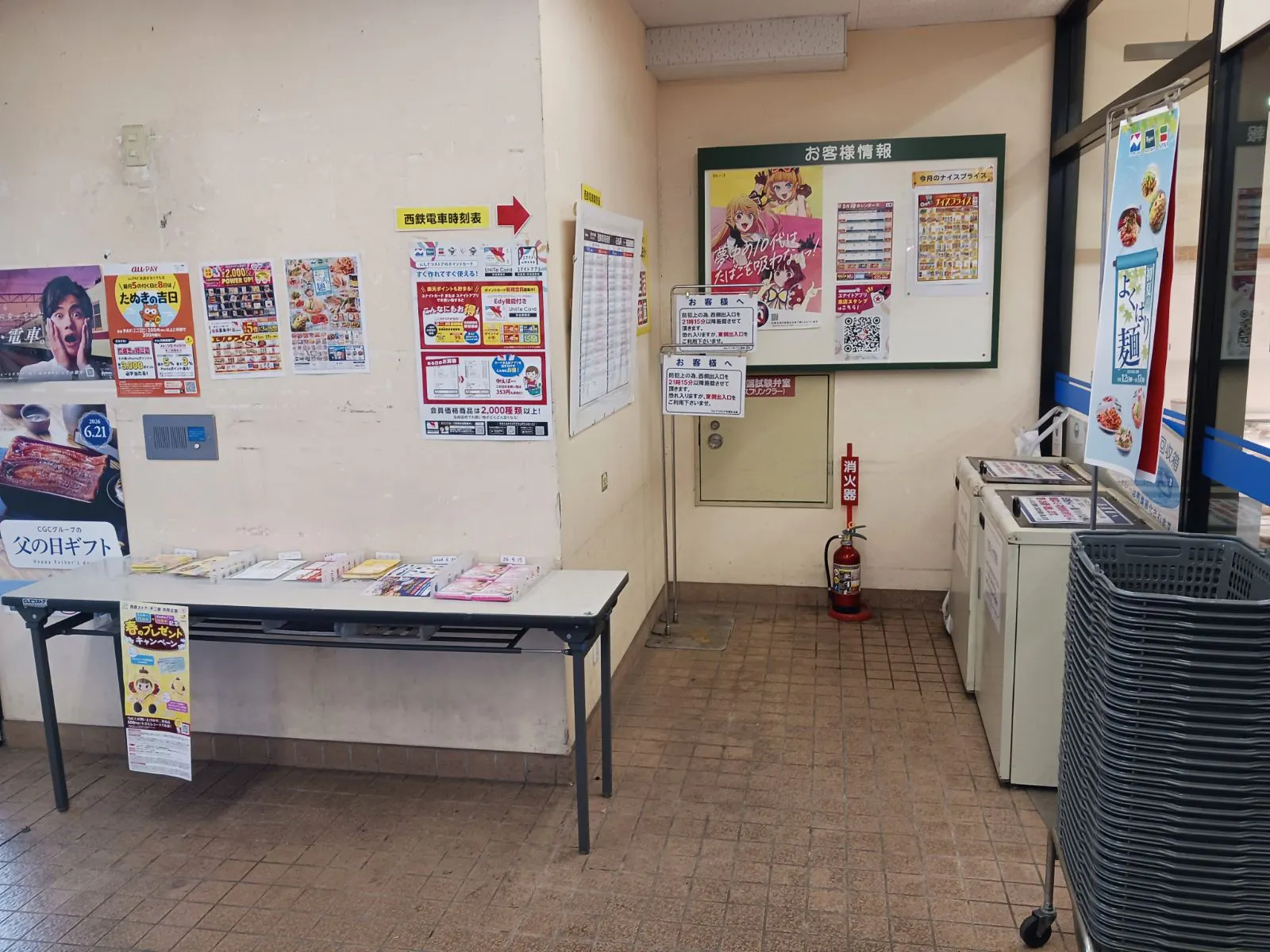 【西鉄ストア花畑店】西側入り口風除室 販促プロモーションや物販に最適なスーパー店内催事イベントスペース