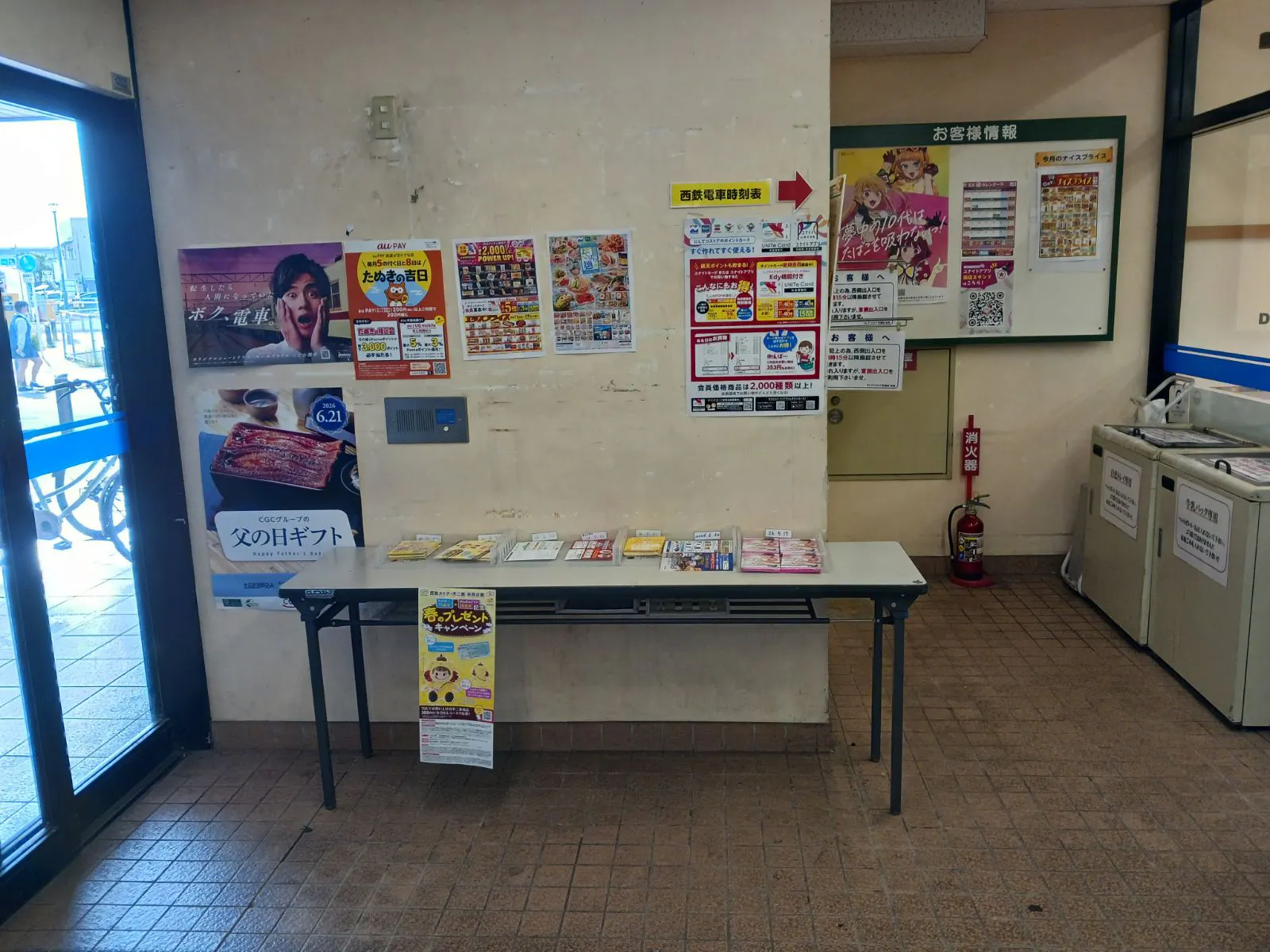 【西鉄ストア花畑店】西側入り口風除室 販促プロモーションや物販に最適なスーパー店内催事イベントスペース