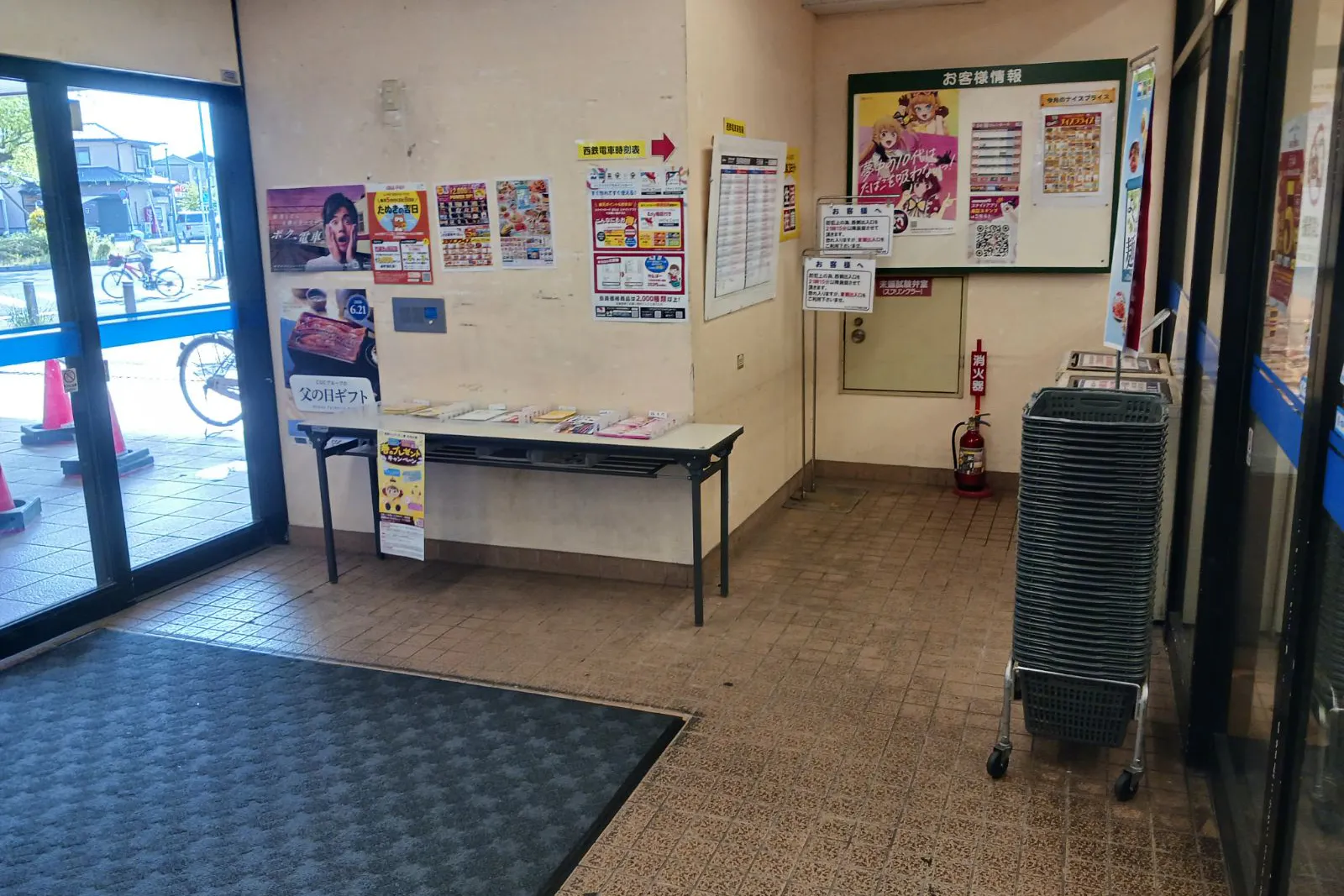 【西鉄ストア花畑店】西側入り口風除室 販促プロモーションや物販に最適なスーパー店内催事イベントスペース