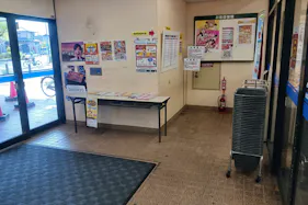 【西鉄ストア花畑店】西側入り口風除室 販促プロモーションや物販に最適なスーパー店内催事イベントスペース