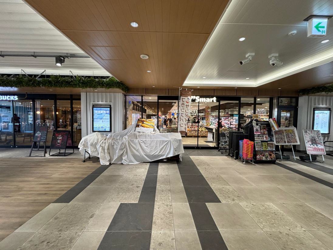 【ペリエ海浜幕張】食や雑貨等の小規模ポップアップに最適なJR海浜幕張駅公園改札正面にあるスペース（区画6：ワイズマート入口前）