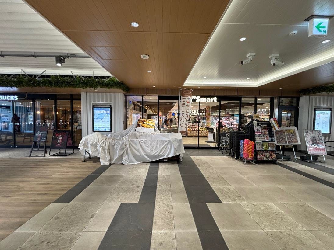 【ペリエ海浜幕張】食や雑貨等の小規模ポップアップに最適なJR海浜幕張駅公園改札正面にあるスペース（区画6：ワイズマート入口前）の画像