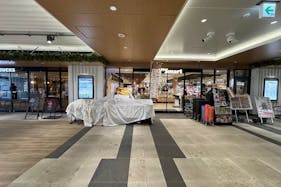 【ペリエ海浜幕張】食や雑貨等の小規模ポップアップに最適なJR海浜幕張駅公園改札正面にあるスペース(区画6:ワイズマート入口前)