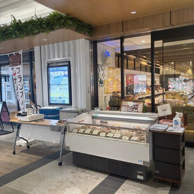 【ペリエ海浜幕張】食や雑貨等の小規模ポップアップに最適なJR海浜幕張駅公園改札正面にあるスペース(区画6:ワイズマート入口前)