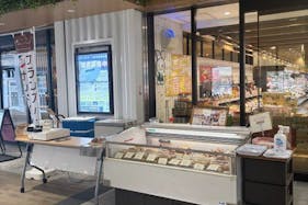 【ペリエ海浜幕張】食や雑貨等の小規模ポップアップに最適なJR海浜幕張駅公園改札正面にあるスペース(区画6:ワイズマート入口前)