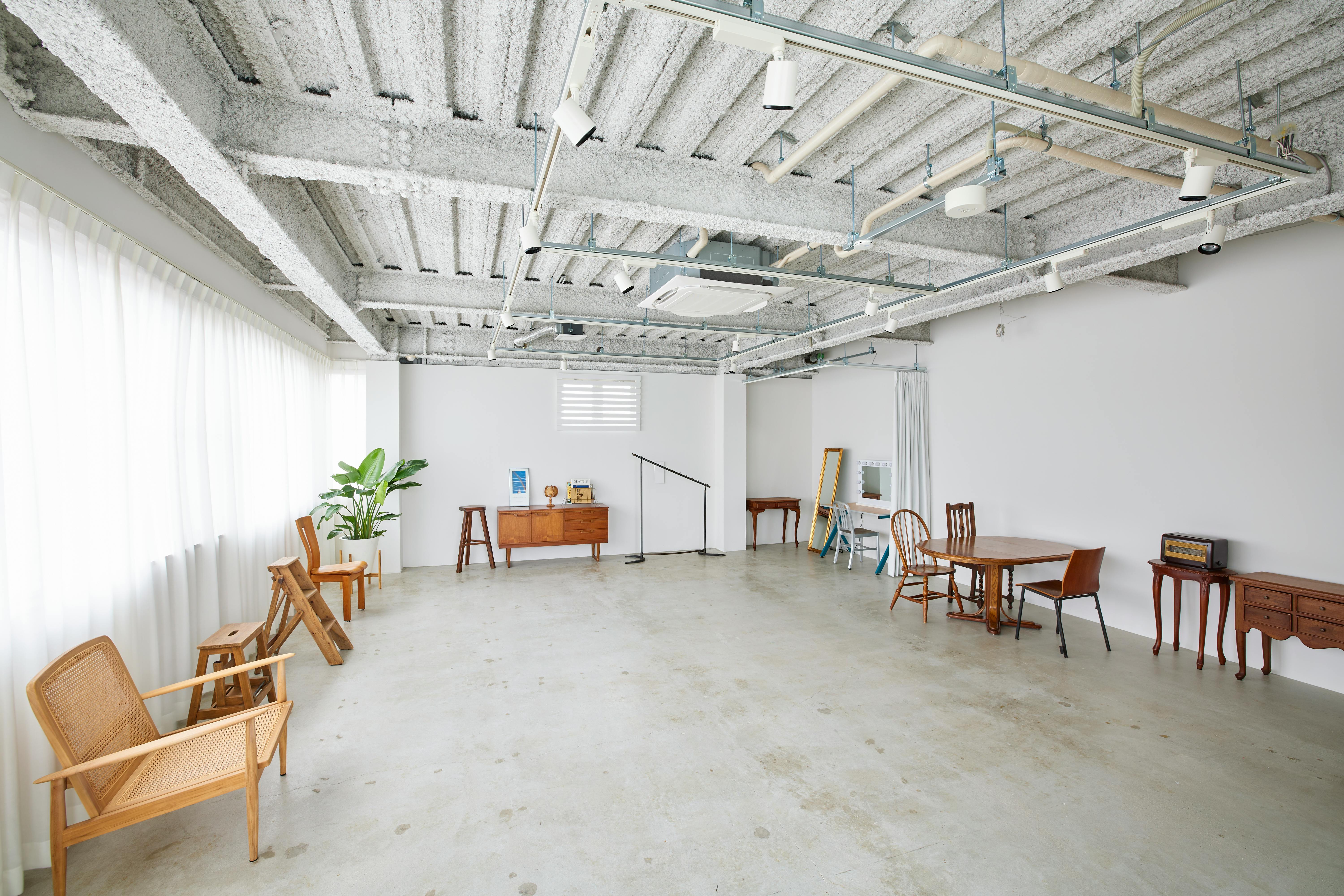 【桃谷駅6分】ロケや撮影会等の撮影用途、アパレルの展示会や販売会に最適な明るく開放的なスタジオスペース