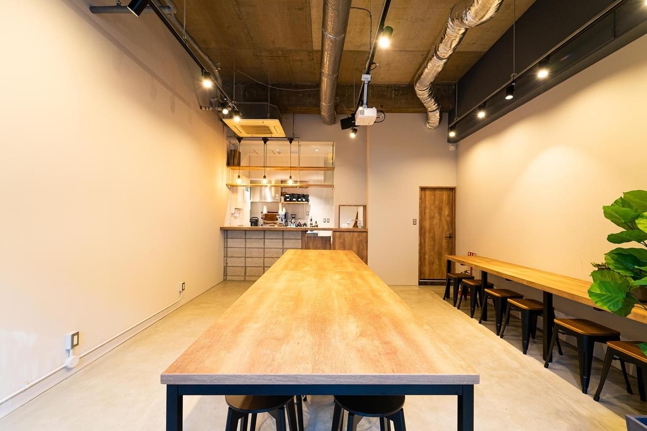 写真奥のキッチン部分でテイクアウトメインとカフェが営業しています。