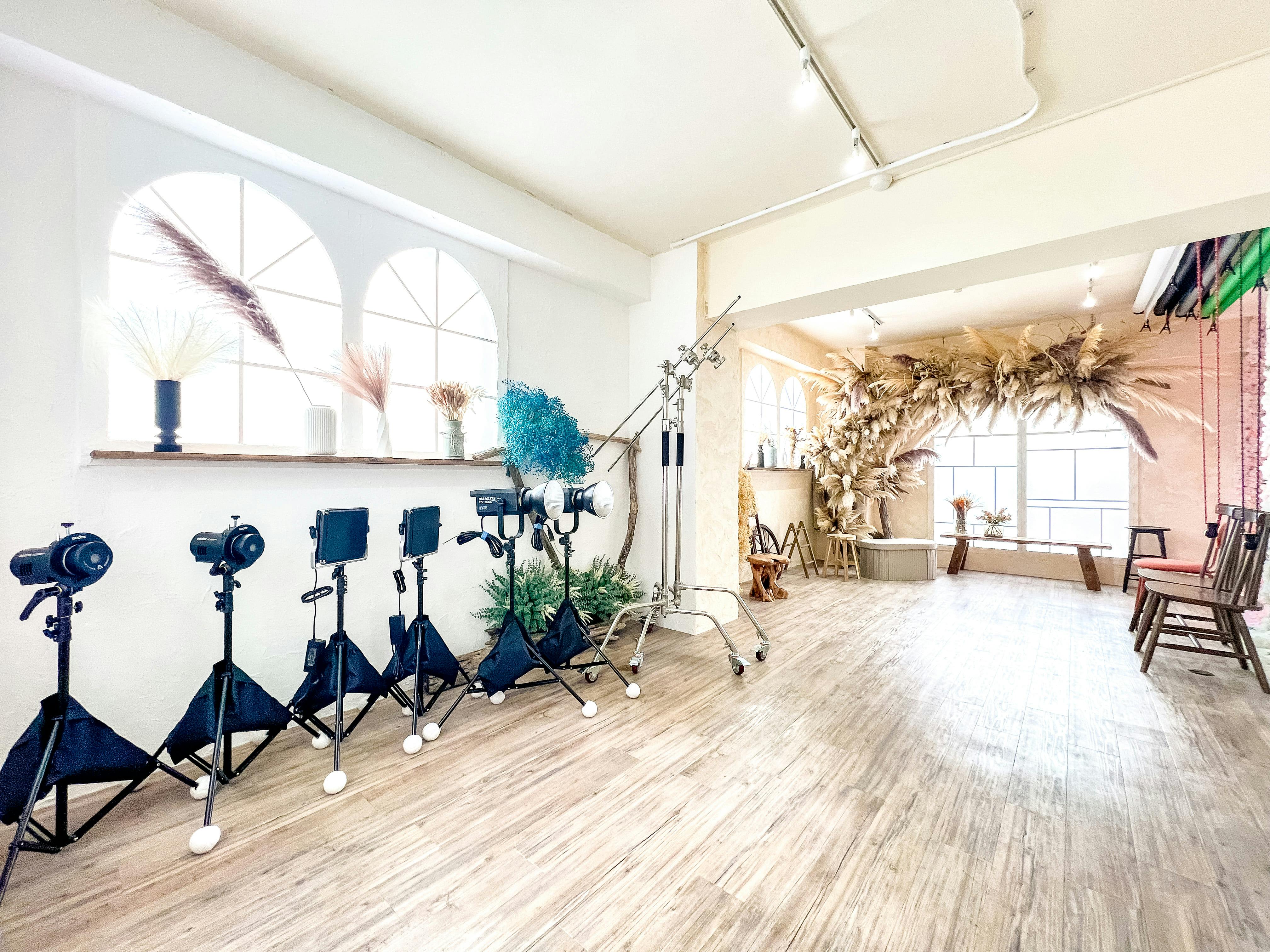 【代官山駅2分】撮影に適した巨大なドライフラワーが特徴的な機材の使用も無料なレンタルスタジオ