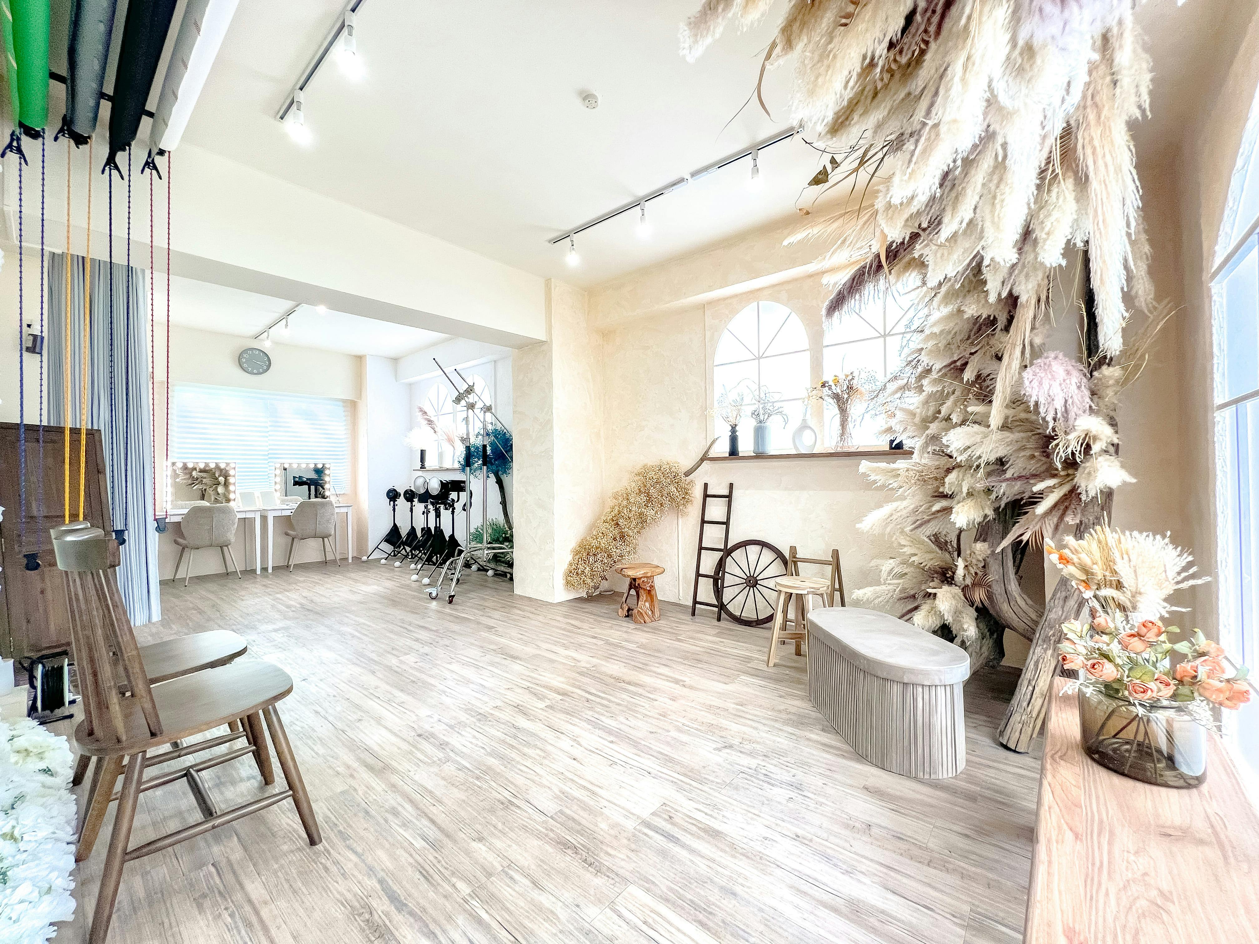 【代官山駅2分】撮影に適した巨大なドライフラワーが特徴的な機材の使用も無料なレンタルスタジオ