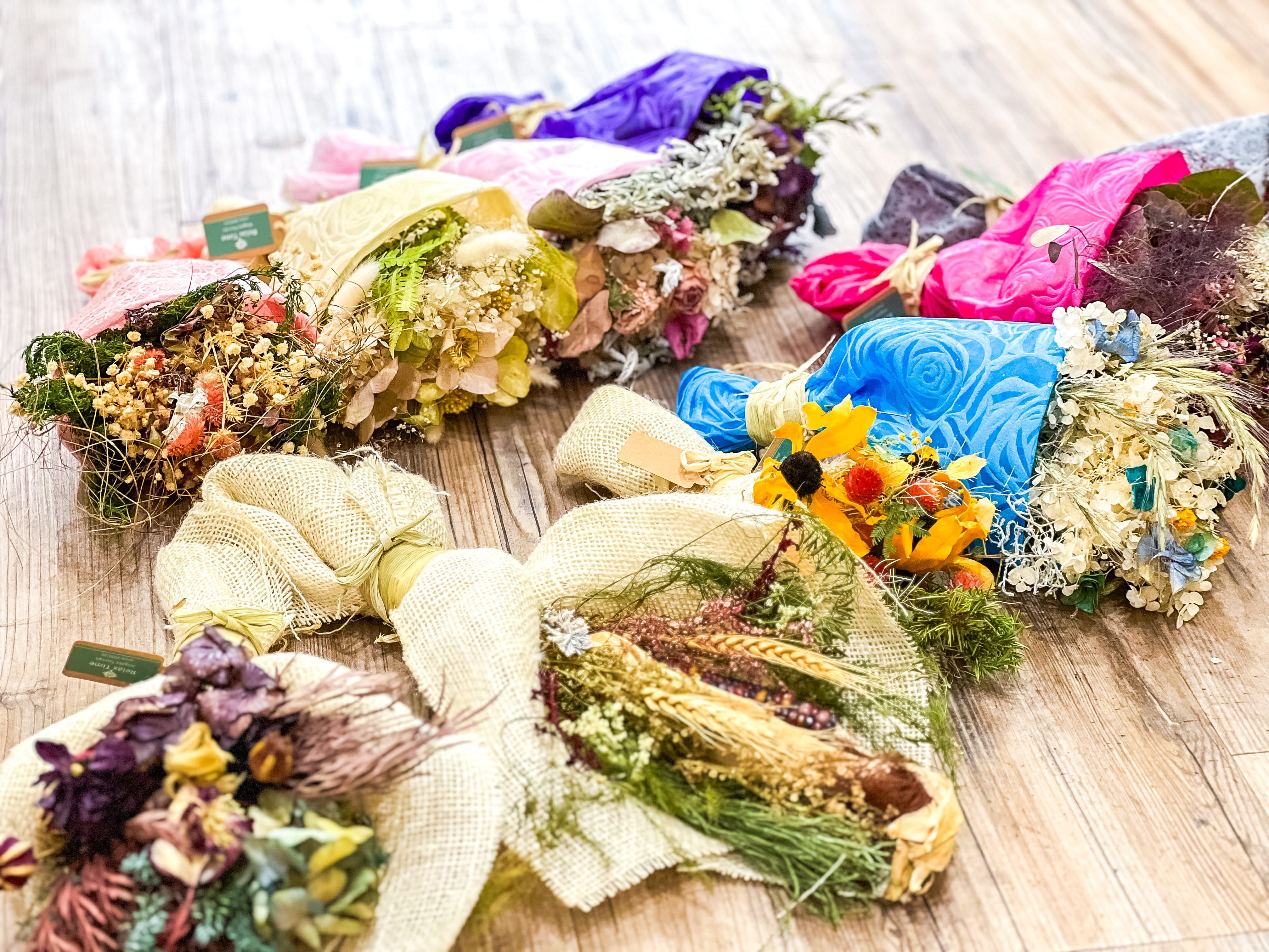 【代官山駅2分】撮影に適した巨大なドライフラワーが特徴的な機材の使用も無料なレンタルスタジオ