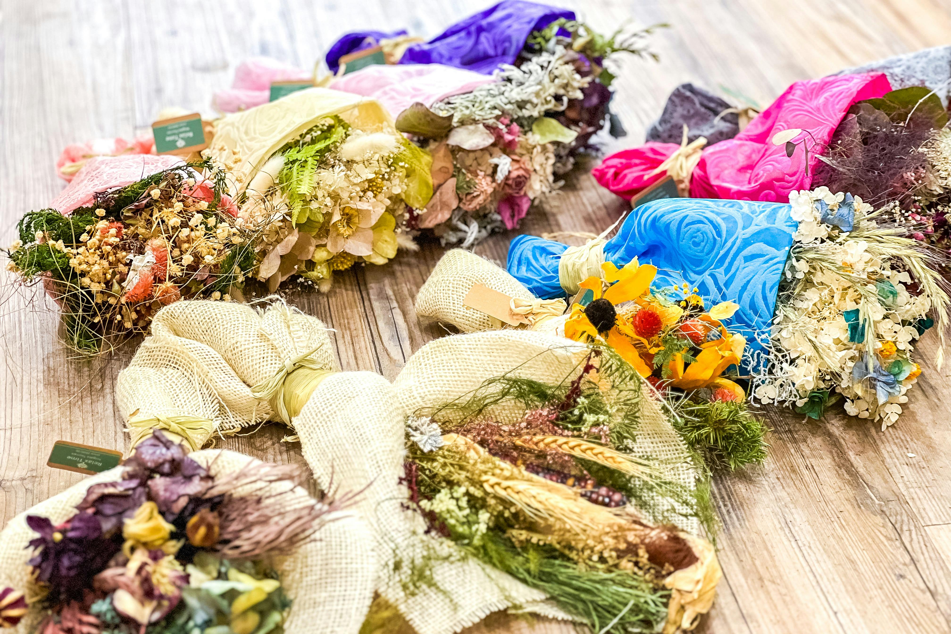 【代官山駅2分】撮影に適した巨大なドライフラワーが特徴的な機材の使用も無料なレンタルスタジオ